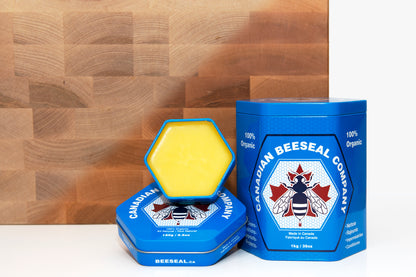 3 formats du Canadian Beeseal avec le petit format ouvert et un avant et après d'un bloc de boucher en bois