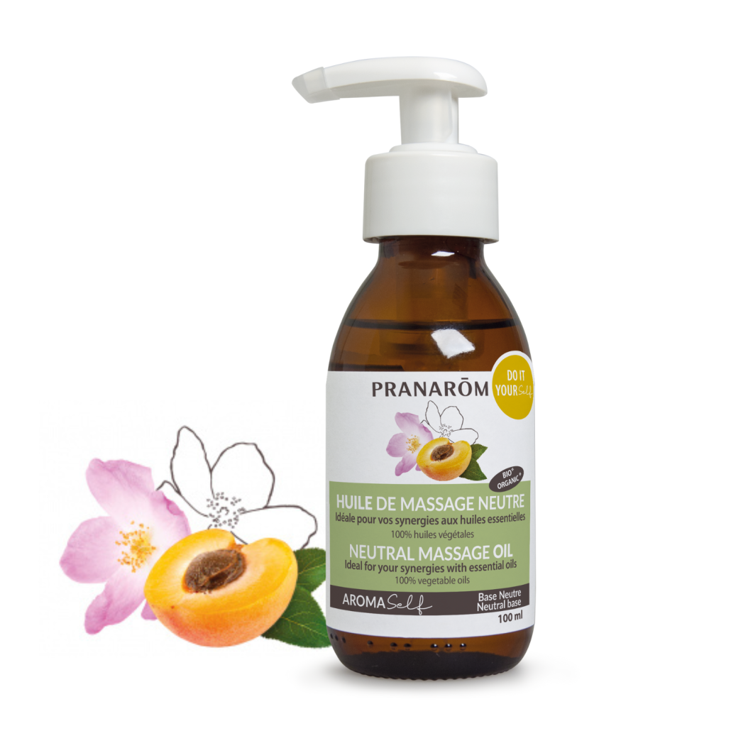 bouteille de mélange d'huiles végétales pour le massage avec fruits et fleurs sur le côté