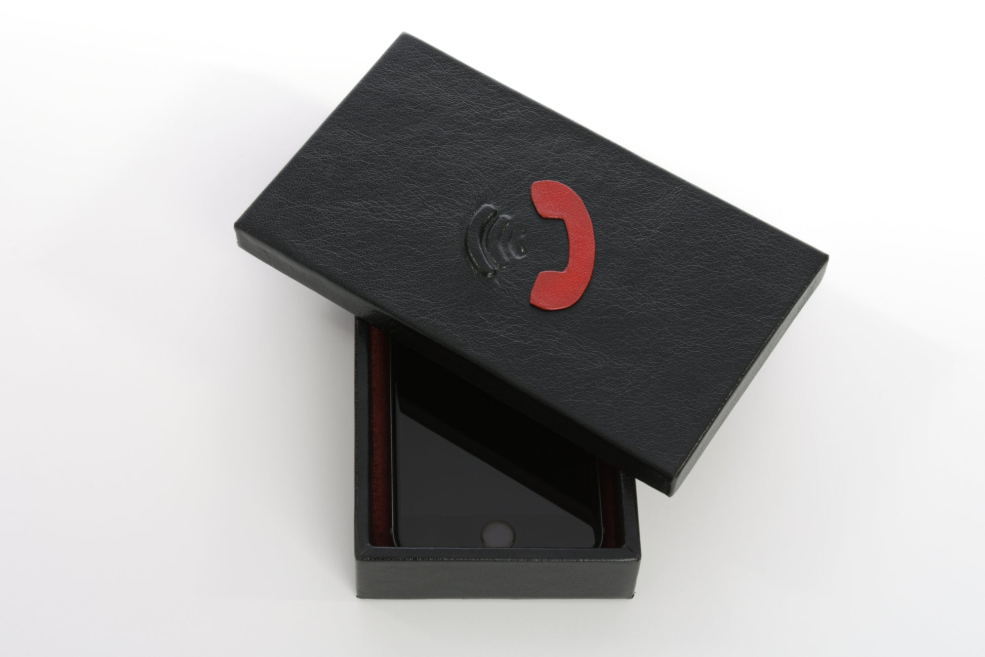 boîte gainée en cuir PHONE de Red Point ouverte avec un téléphone à l'intérieur